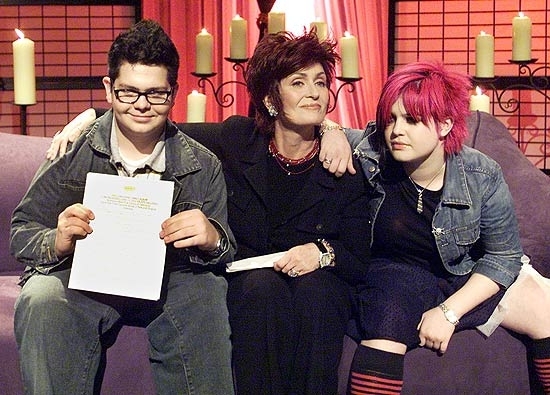 Jack Osbourne na companhia da me, Sharon, e da irm, Kelly Osbourne