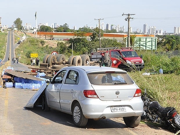 Polcia informou que acidente foi provocado aps carro tentar manobra indevida