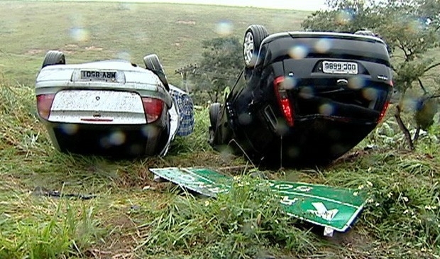 Carros capotaram no mesmo lugar e caram lado a lado