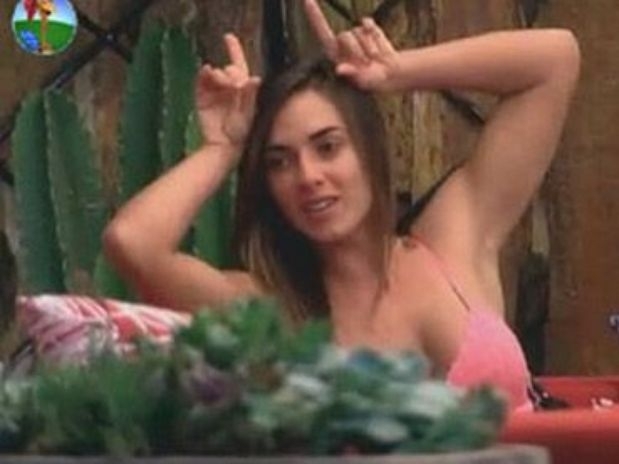 Nicole Bahls insinua que estaria sendo trada pelo namorado, Victor Ramos, durante o reality show