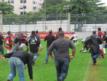 Jogadores de Flamengo e Vasco se envolvem em briga 