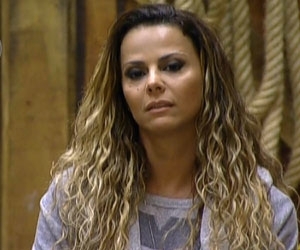 Viviane mal chegou na sede e j teve uma forte discusso com Nicole