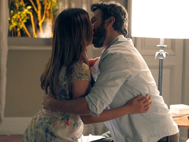 Rodrigo no resiste e beija Elisa (Foto: Amor Eterno Amor / TV Globo)