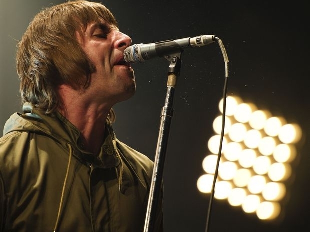 O cantor Liam Gallagher esteve no show que reuniu cerca de mil pessoas para a volta dos Stone Roses na Inglaterra