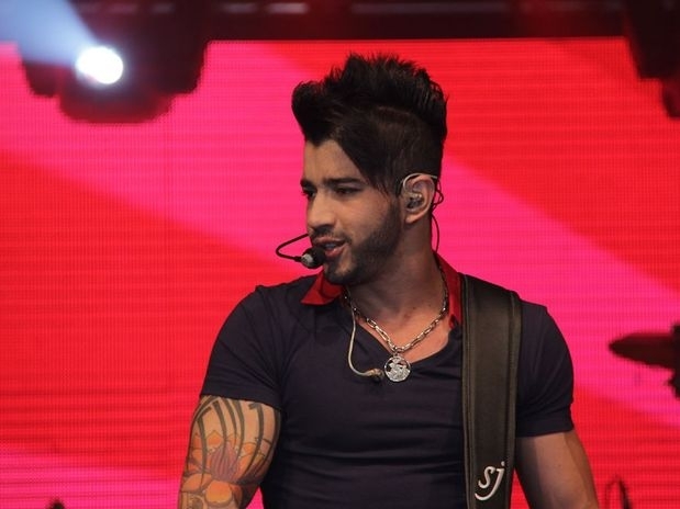 Gusttavo Lima brincou com fs durante um show em Divinpolis (MG) ao dizer que estava carente