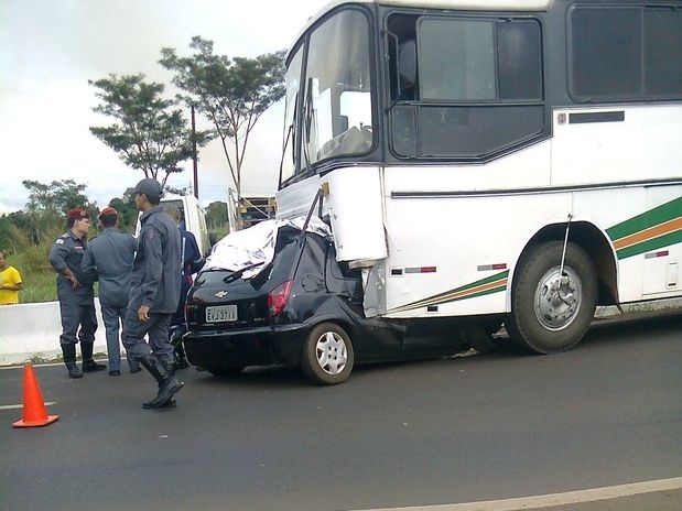 nibus recebia manuteno  beira da estrada quando passou a descer a rodovia at bater em carro de passeio