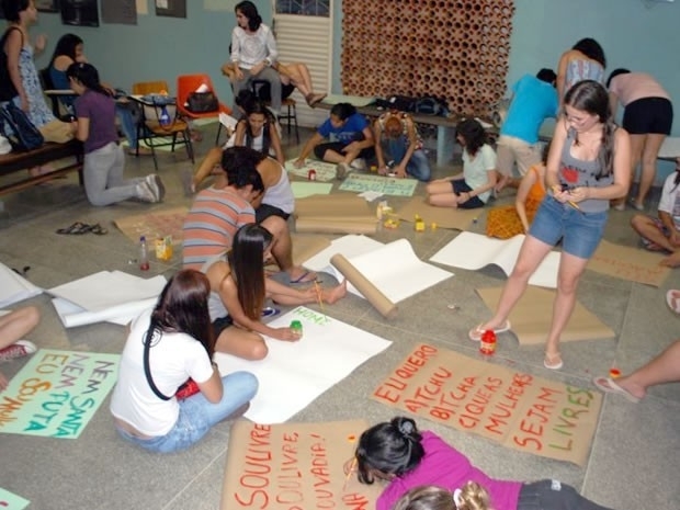 Estudantes organizam cartazes para Marcha das Vadias em Cuiab