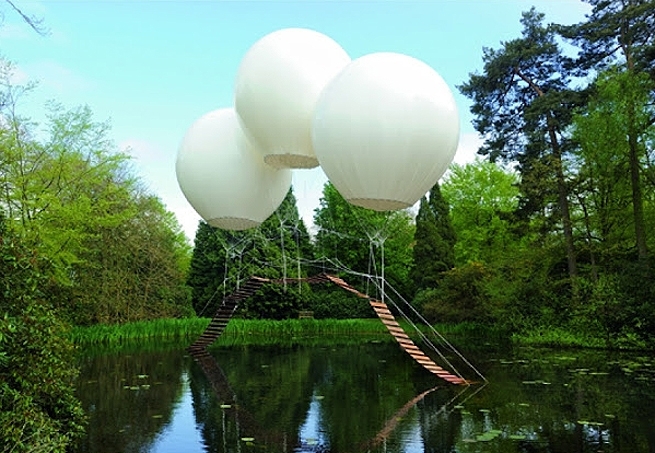 A Pont de Singe flutua sobre um lago, no Tatton Park, em Londres