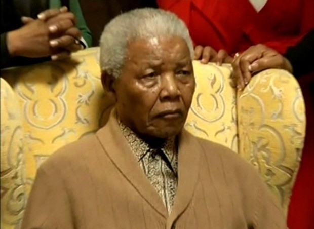 Imagem da SABC television mostra o ex-presidente da frica do Sul Nelson Mandela, 93, recebendo homenagem (Foto: AP)