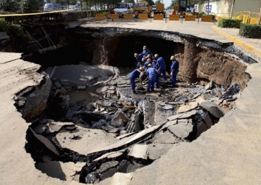 Funcionrios trabalham no reparo da pista, em fotografia feita no domingo (27) e divulgada nesta segunda-feira (28) 