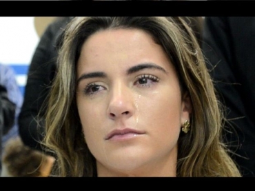 Laisa se emocionou durante culto em igreja evanglica, onde grava seu primeiro filme