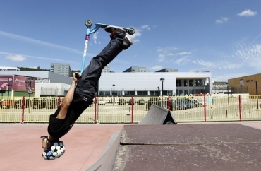 Um jovem exibiu uma manobra arriscada de patinete em uma pista de estili livre de Burgos, na Espanha.