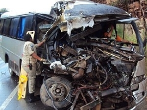 Motorista ficou preso nas ferragens e foi socorrido pelos Bombeiros