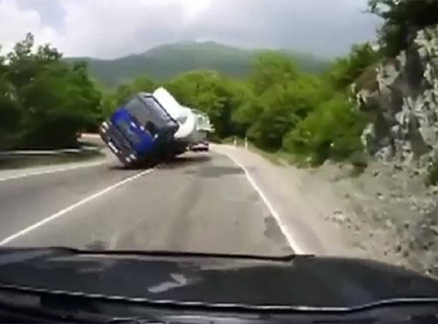 Carro escapou por pouco de ser esmagado por caminho que tombou. (Foto: Reproduo)