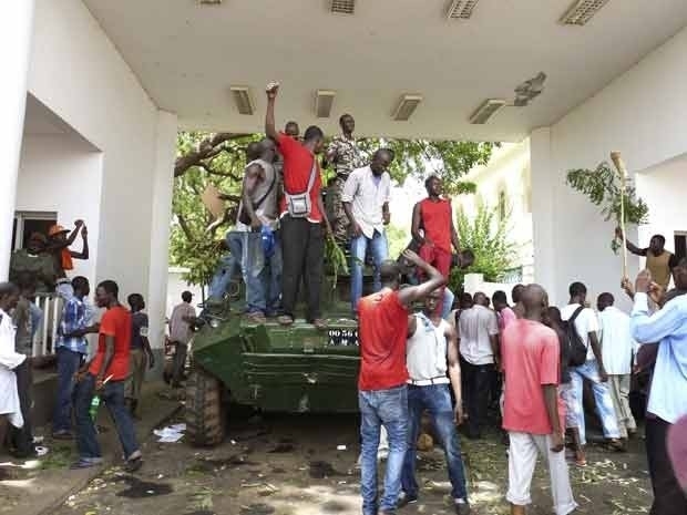 Manifestantes ocupam o palcio presidencial de Mali, em Bamaco, nesta segunda-feira (21) (Foto: AFP)