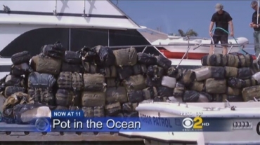 Pacotes de maconha so amontoados no porto de Dana Point, na Califrnia