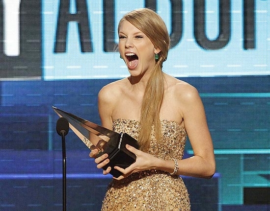 Taylor Swift recebe um dos prmios na premiao American Music Awards pelo lbum 