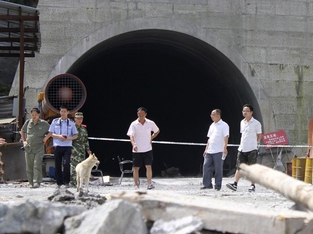 Policiais e bombeiros em frente  entrada do tunel onde houve a exploso, em Yanling, provncia de Hunan, na China