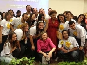 Ministra da Secretaria de Direitos Humanos, Maria do  Rosrio, com a equipe do Disque 100 nesta sexta-feira (18)