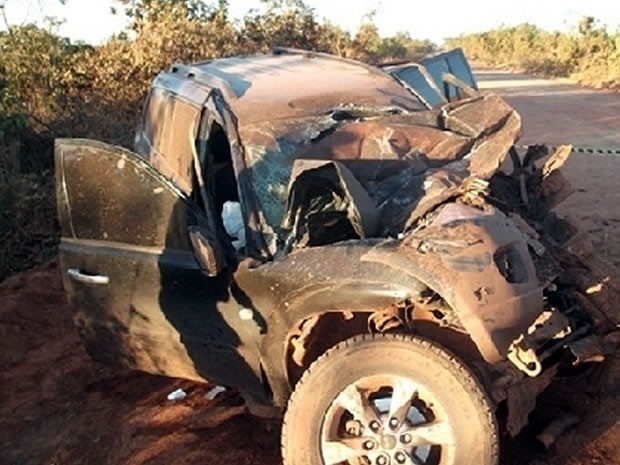 Caminhonete ficou completamente destruda aps a coliso com o caminho