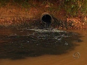 Esgoto sem tratamento estava sendo despejado no Rio Vermelho