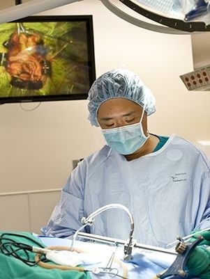 Dong Kim, chefe de neurocirurgia e diretor do Instituto de Neurocincia Mischer, realizou a resseco do tumor cerebral
