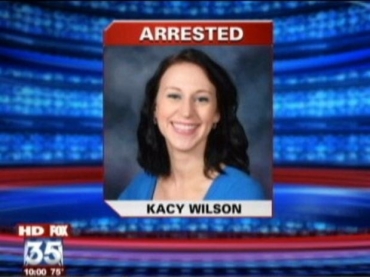 Reproduo de televiso exibe a imagem da professora americana Kacy Wilson, acusada de manter relaes sexuais com um al