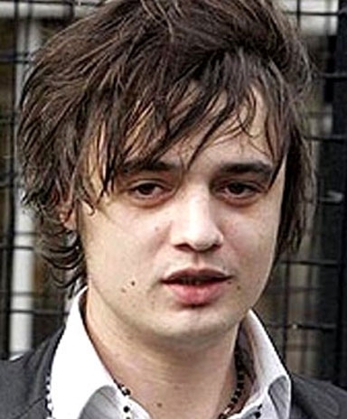 Pete Doherty vai leiloar um quadro feito com sangue de Amy Winehouse