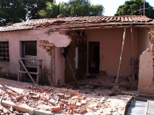 Caminhonete de suspeitos parou ao bater em casa que ficou destruda. (Foto: Reproduo/ TVCA)