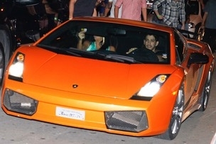 Gusttavo Lima em seu Lamborghini laranja 