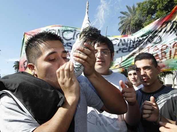 Jovem argentino fuma baseado gigante de maconha durante o evento em Buenos Aires