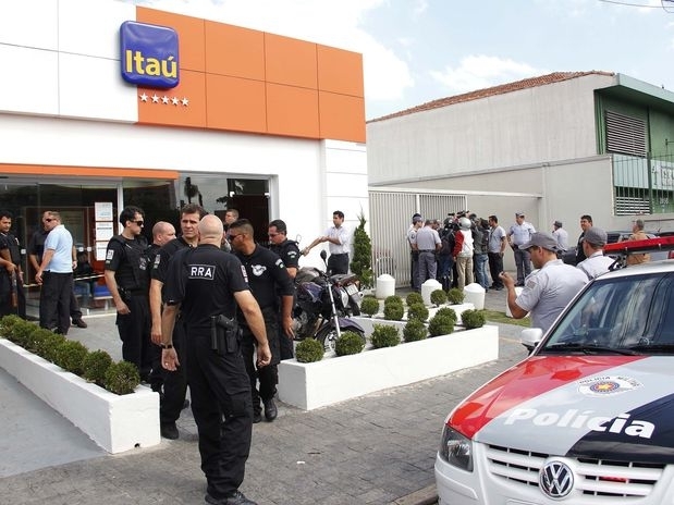 Um grupo de assaltantes invadiu e assaltou uma agncia do banco Ita, na avenida dos Bandeirantes, zona sul de So Paulo