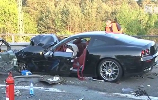 Carro esportivo ficou com a frente destruda