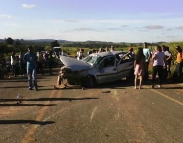 Populares em volta do carro capotado