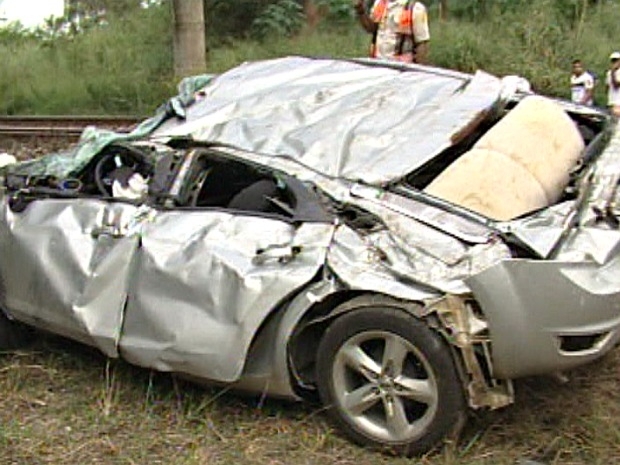 Carro ficou destrudo aps cair de ponte em Joo Neiva.