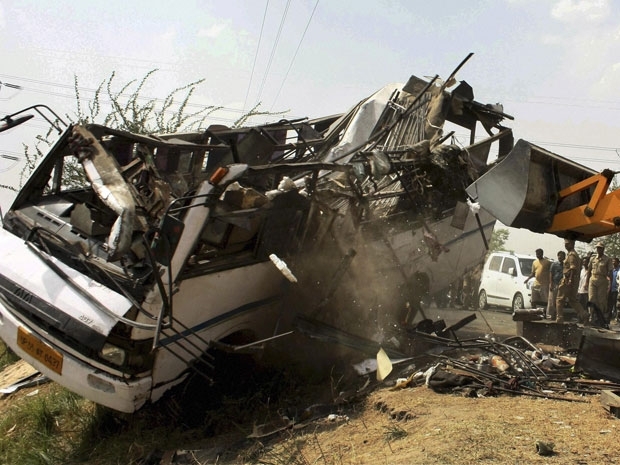 20 pessoas morreram e outras 12 ficaram feridas em um choque entre dois nibus na ndia (Foto: AP)