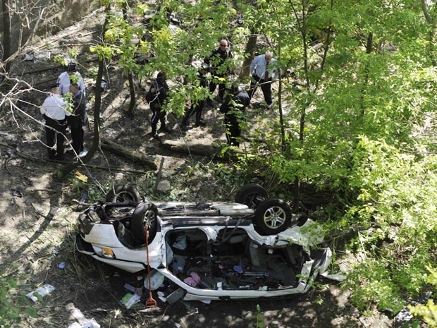 Van caiu de uma altura de mais de 30 metros (Foto: Reuters/Keith Bedford)