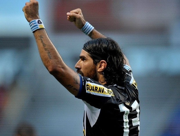 Loco Abreu comemora um dos gols que fez na final da Taa Rio (Foto: Fernando Soutello / Agif)