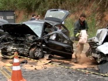 Motorista de um dos carro morreu na hora, diz PRE.