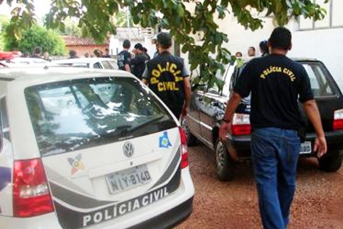 Agentes da Polcia Civil investigam denncia no bairro Jardim Gramado