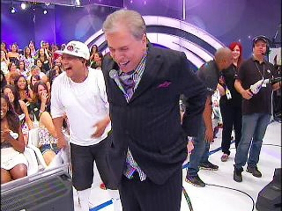 Cala de Silvio Santos cai durante gravao de programa