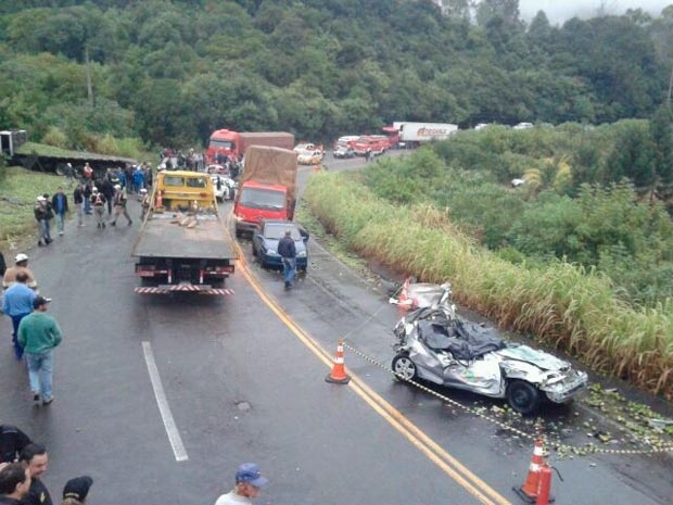 Acidente com caminho e seis carros causou duas mortes