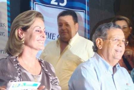 O senador Jayme Campos, ao lado da esposa e pr-candidata Lucimar Campos, com o ex-deputado Jos Carlos de Freitas.