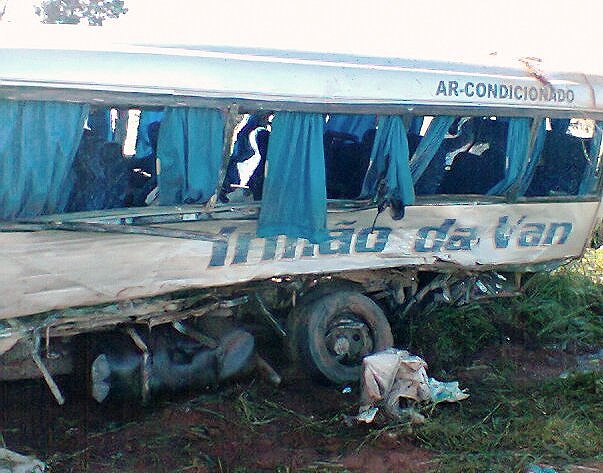 Veculo de transporte coletivo bateu em um caminho-tanque na BR-163.