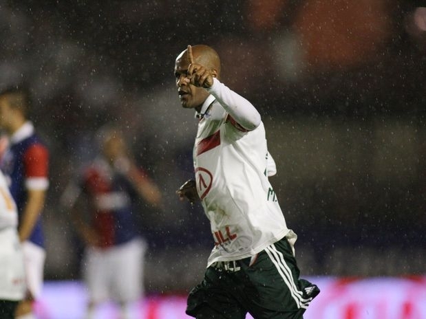 Volante Marcos Assuno voltou a marcar gol de falta, mas deixou o gramado machucado.