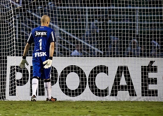 O goleiro Jlio Csar, do Corinthians, aps falhar e sofrer o terceiro gol da Ponte Preta