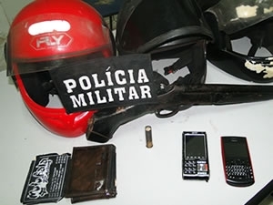 Carteira da vtima e celular foram recuperados (Foto: Comando Regional 2/PM)