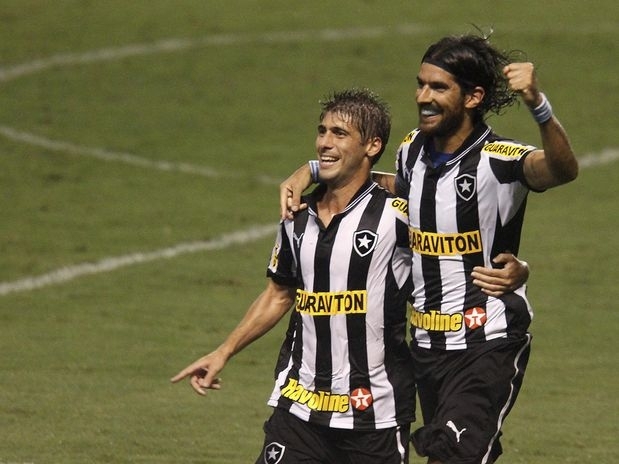 Loco Abreu anotou os trs gols da vitria do Botafogo