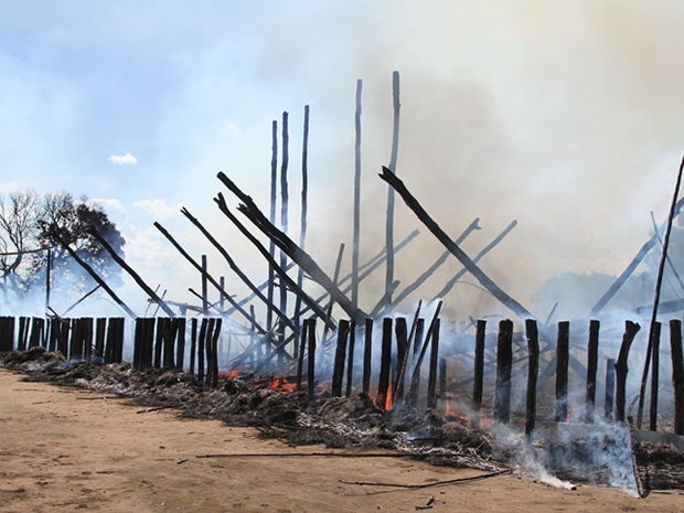 Cinco ocas foram completamente destruda pelo incndio. (Foto: Auakamu Kamayur / Arquivo Pessoal)