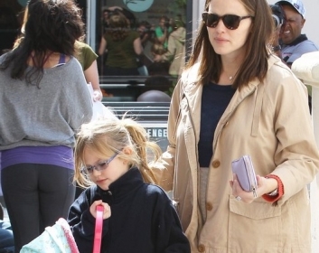 Com a filha Violet, Jennifer Garner faz primeira apario aps o nascimento do filho Samuel